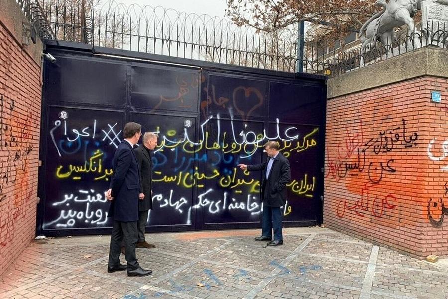 ماجرای غرامت ایران به انگلیس چیست؟ خسارت شعارنویسی روی دیوار سفارت انگلیس است ؟