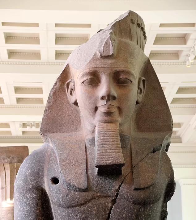 انتشار آخرین لحظات زندگی قدرتمندترین فرعون مصر + عکس

