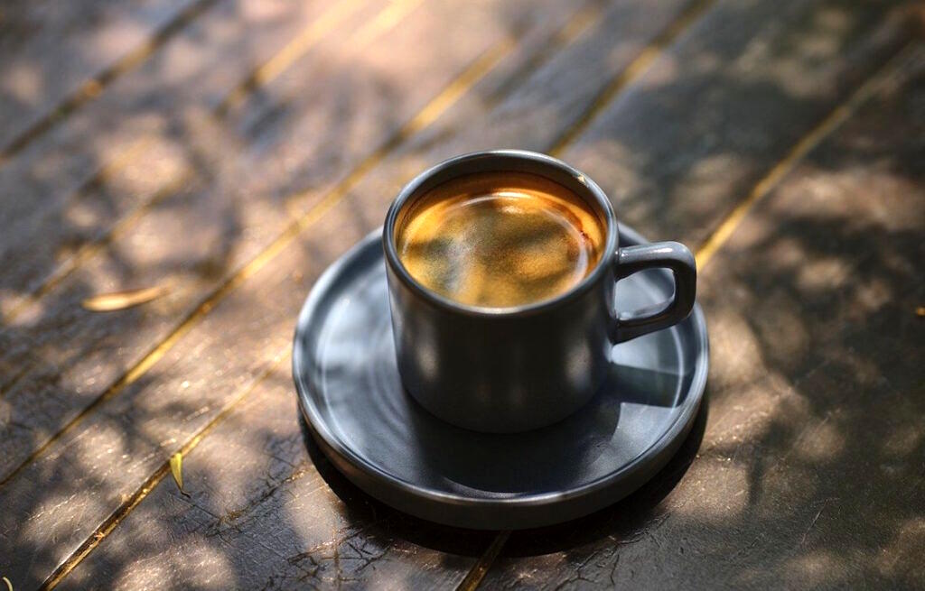دقیقاً چه مقدار قهوه ما را بیدار نگه می‌دارد؟