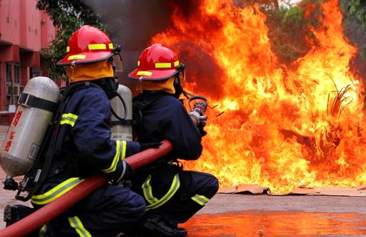 آتش‌سوزی یک تعمیرگاه در تهران؛ ۶ خودروی خارجی سوختند