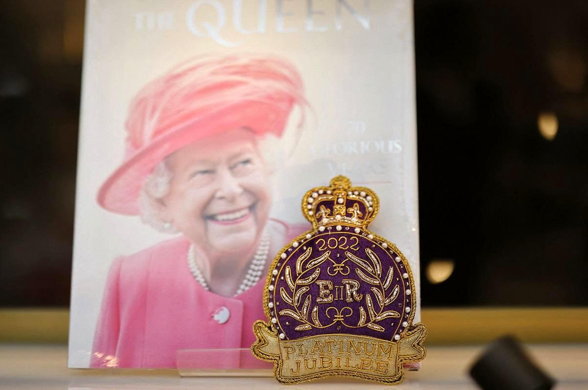 دهن کجی به ملکه در مترو لندن