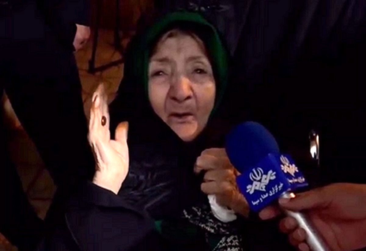 اولین فیلم از گریه های دردناک مادر آیت الله رئیسی برای پسرش + فیلم
