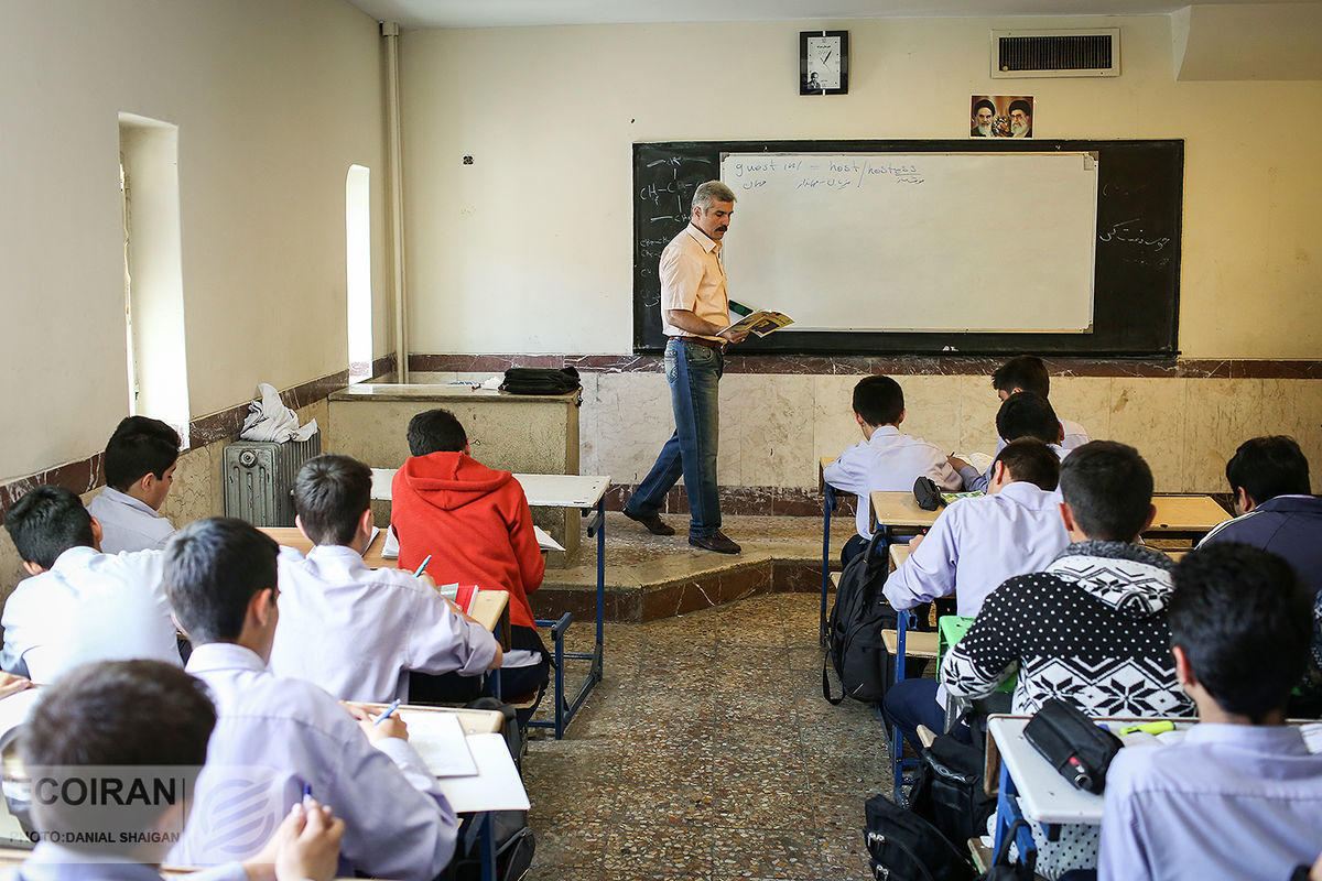 بنر جنجالی و خاص در یک مدرسه در تهران + عکس

