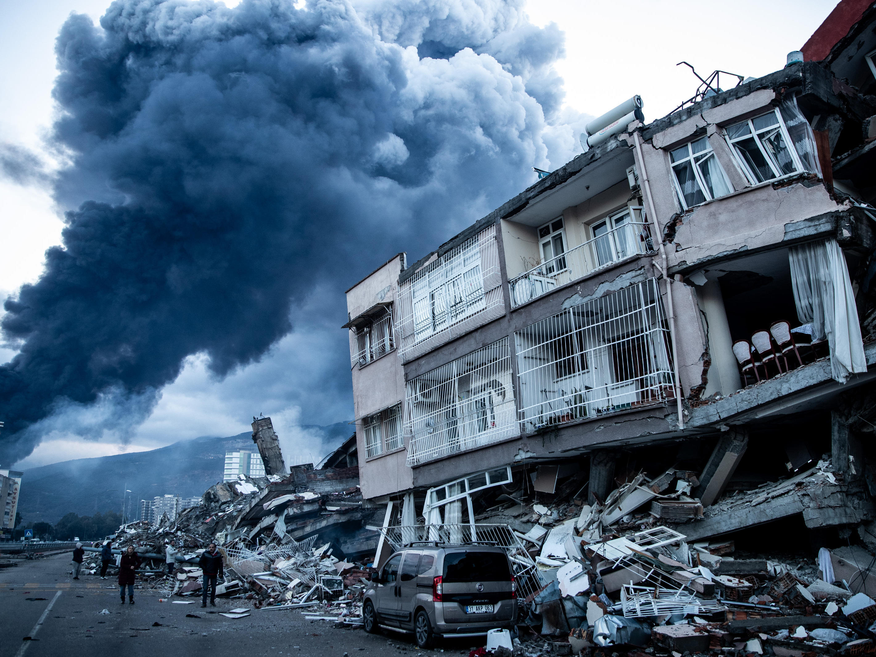 لحظه هولناک ریزش ساختمان‌ها در ترکیه هفته‌ها پس از زلزله شدید + فیلم