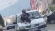 حرکت جنون آمیز و عجیب یک دختر روی شیشه خودرو در چالوس + فیلم