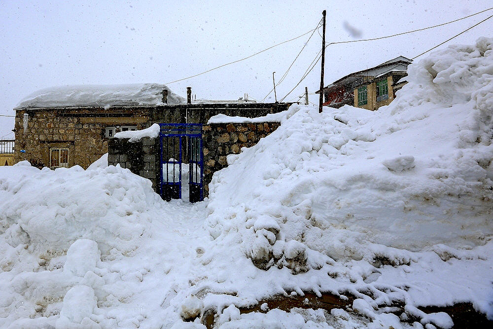 اعلام وضعیت قرمز در کوهرنگ | آذوقه مردم به پایان رسیده و خانه‌ها زیر برف مدفون شده‌اند + فیلم و تصاویر 