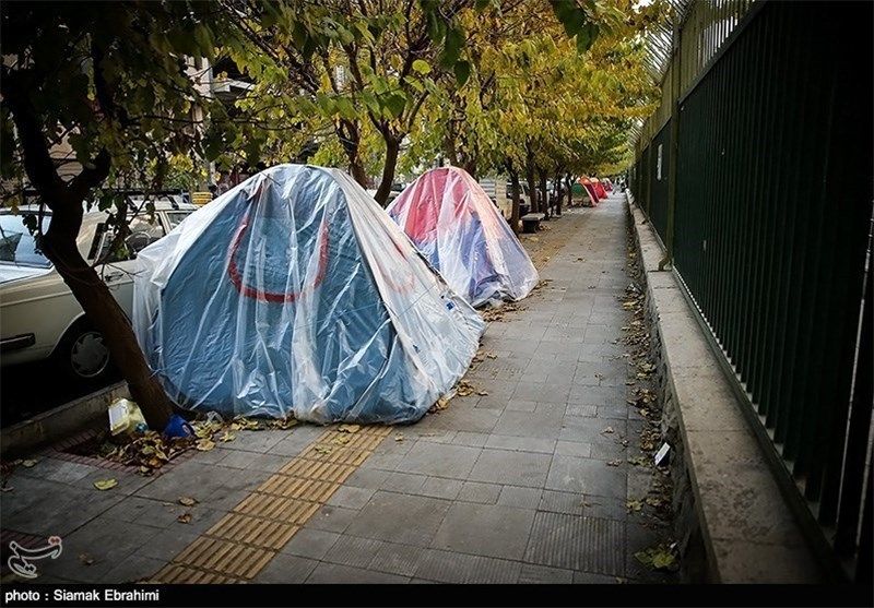 چادر نشینی همراهان بیمار اطراف بیمارستان های  تهران 