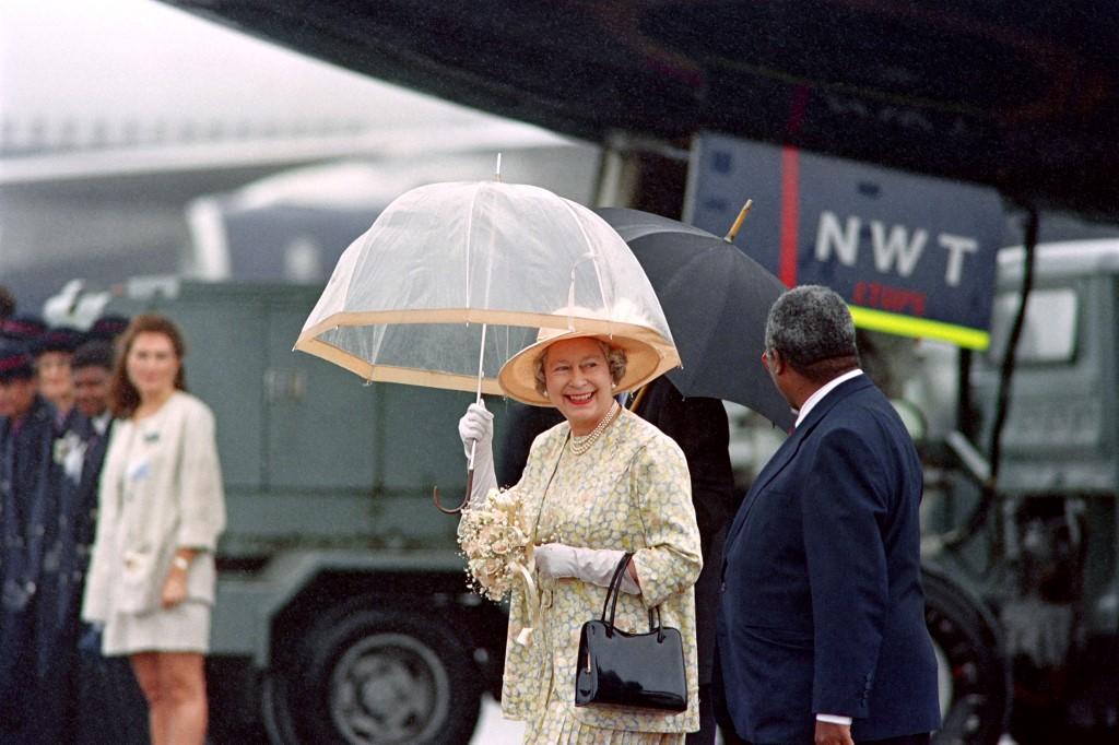 ملکه الیزابت و علاقه زیادش به چتر! + عکس