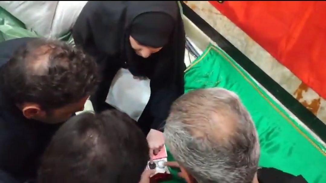 اقدام دختر سردار سلیمانی هنگام تدفین پیکر شهید امیرعبداللهیان +فیلم
