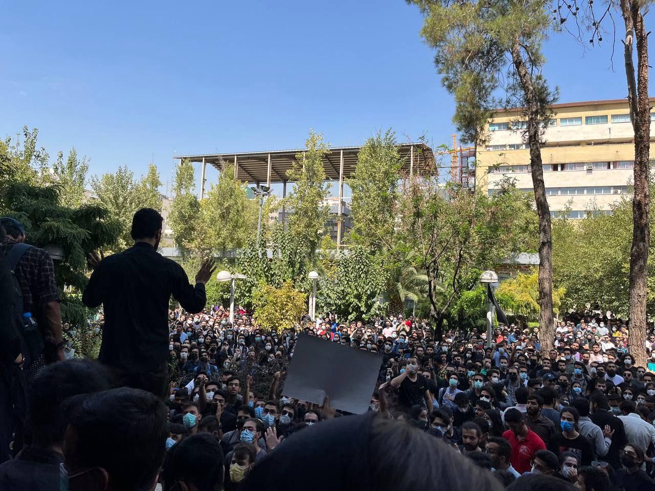 اولین عکس منتشر شده از تجمع در دانشگاه ارومیه+ببینید