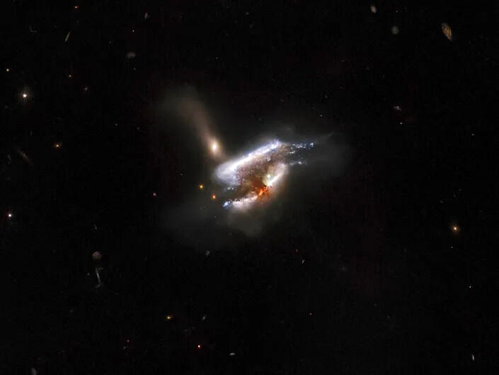 تصویری خیره کننده از برخورد ۳ کهکشان 
