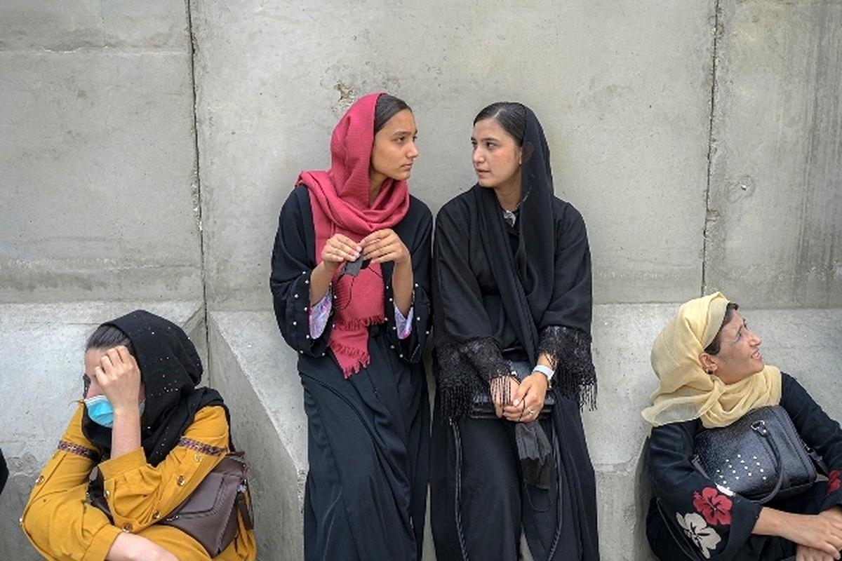  گریه دختران دانشجوی افغان از تصمیم عجیب طالبان | فیلم