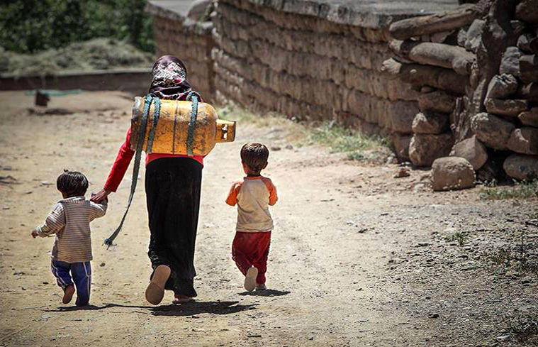 تصویر هولناک از اقتصاد ایران | غیرفقرا نیز به خط فقر نزدیک‌تر شدند