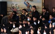 بنر نقاشی نبرد «رستم و ضحاک» در سالن سخنرانی رئیسی در دانشگاه تهران + عکس