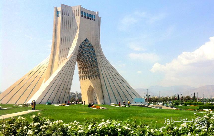 ایستگاه‌های شهربازی در میدان آزادی تهران + عکس