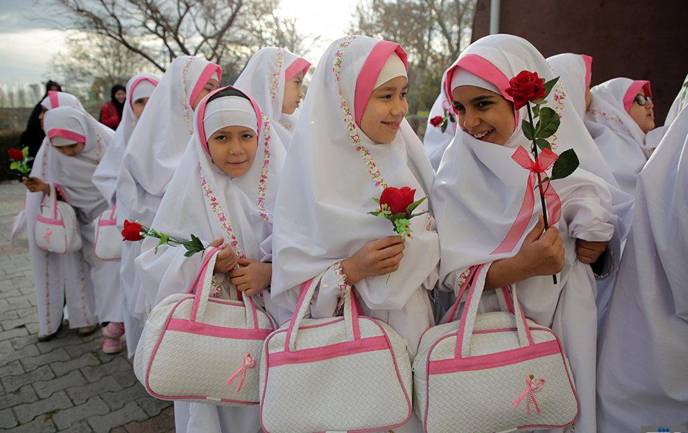 تصویری جنجالی از امام جمعه همدان در میان دختران + عکس