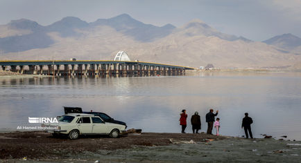 زندگی به دریاچه ارومیه بازگشت / گردشگران در دریاچه ارومیه  +تصویر 

