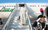 لحظه خبرساز زمین خوردن پاپ هنگام بالا رفتن از پله‌های هواپیما + فیلم