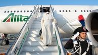 لحظه خبرساز زمین خوردن پاپ هنگام بالا رفتن از پله‌های هواپیما + فیلم