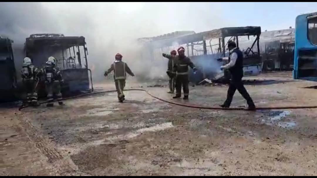 آتش‌ سوزی تعمیرگاه خودرو در تهران/ ۱۴ اتوبوس سوخت