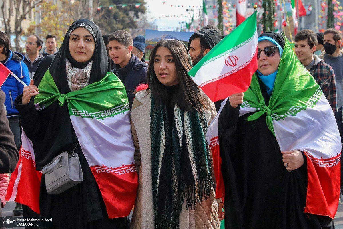 ببینید| حضور زنان با تیپ و حجاب متفاوت در راهپیمایی