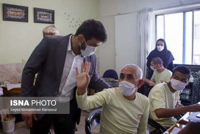 حسن یزدانی در آسایشگاه معلولین ذهنی شهید بهشتی مشهد
