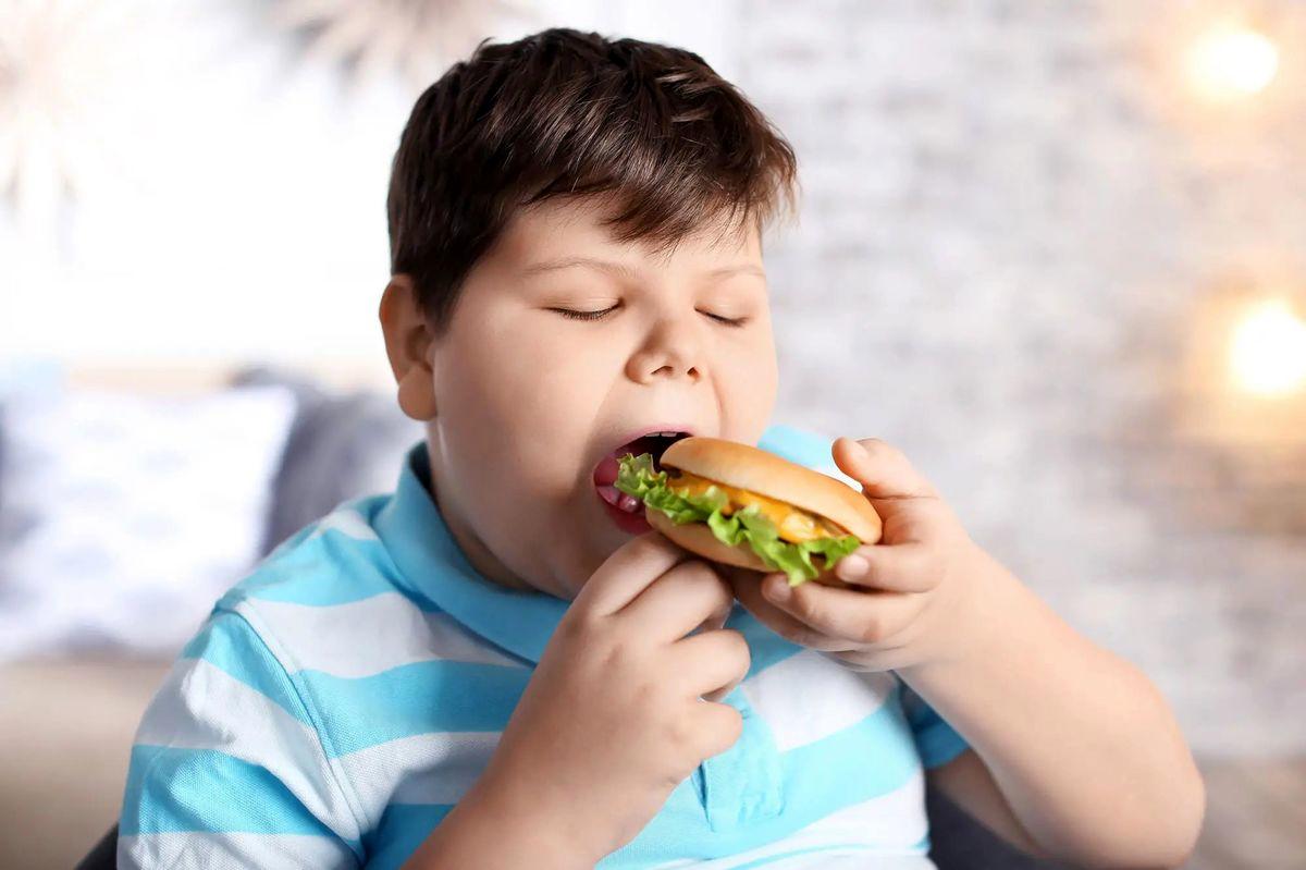 چاقی در کودکان | هرآنچه باید از علت چاقی در کودکان بدانید