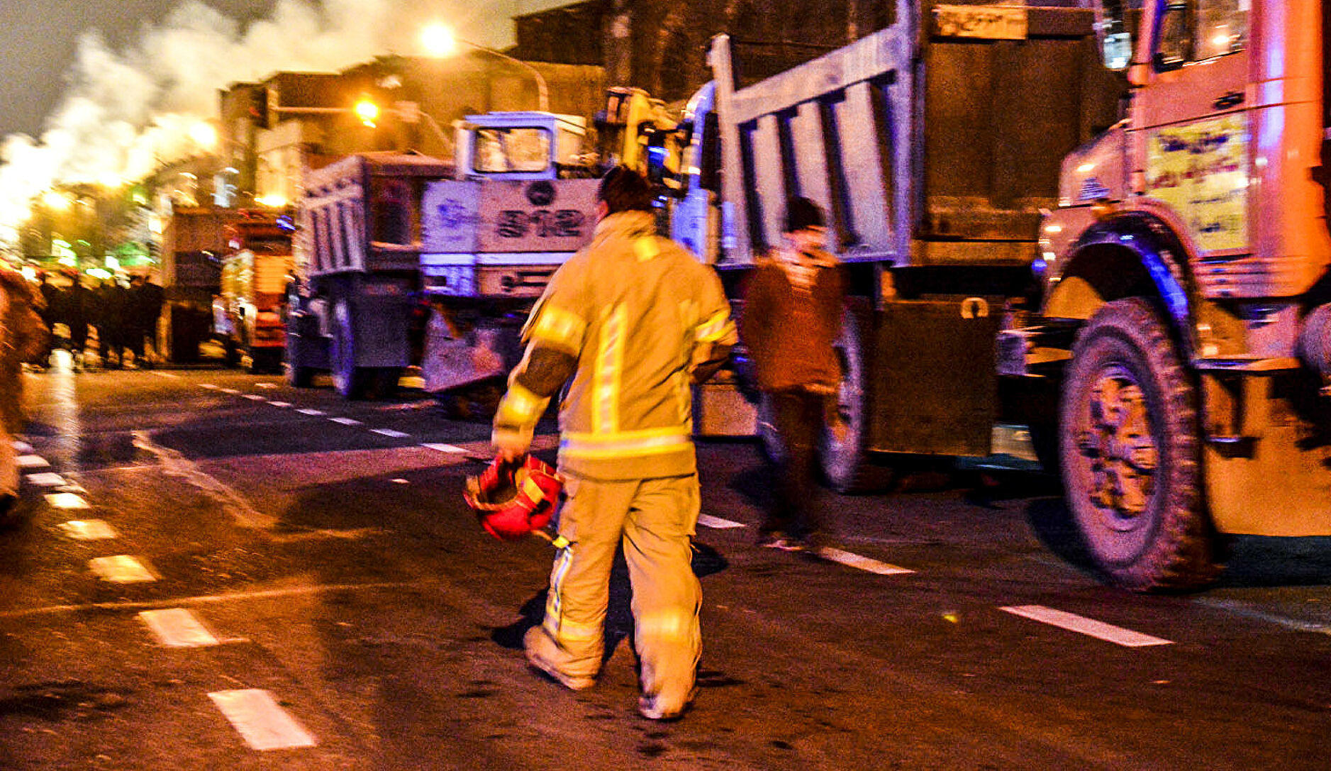 آتش‌سوزی مهیب در یک مسافرخانه در میدان راه‌آهن | فوت یک نفر تائید شد | تعداد زیادی مسافر در ساختمان مبحوس شده‌اند + عکس