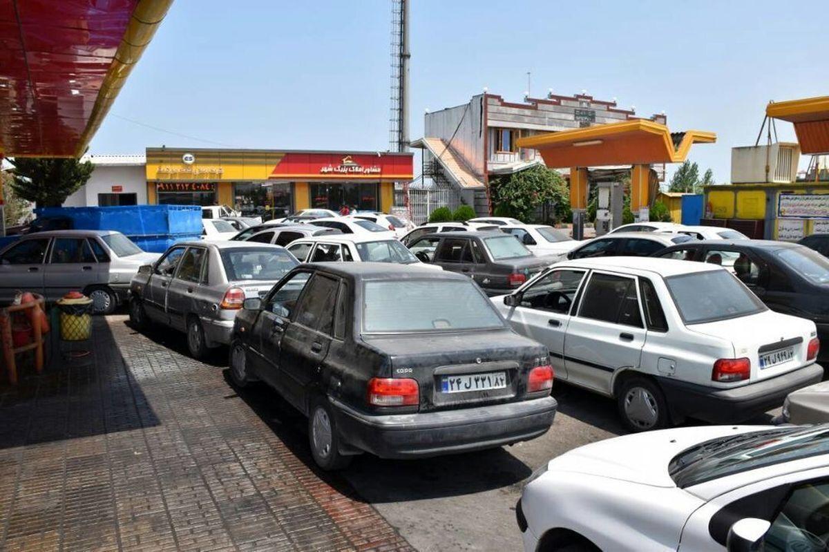 شلوغی و ازدحام شدید در پمپ بنزین های این استان/ ماجرا چیست؟ 