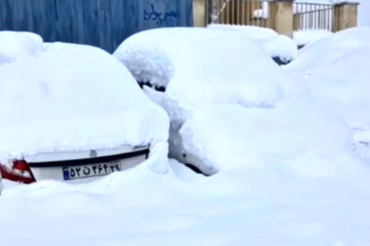 تصاویر هولناک از دفن شدن خودروها در برف بانه کردستان + فیلم