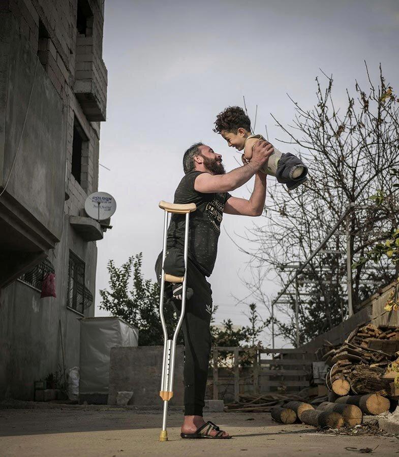 تصویر تکان‌دهنده شادی پدر و پسر معلول سوری برنده جایزه جهانی SIPA۲۰۲۱