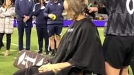ببینید | زن فوتبالیستی که وسط بازی ملی موهای خود را تراشید