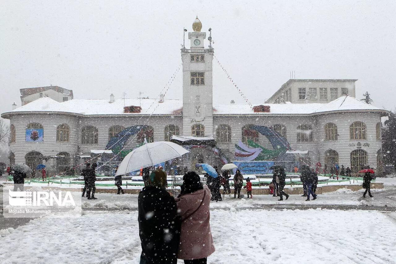 حال و هوای خاص در رشت و اصفهان پس از بارش برف   +فیلم 