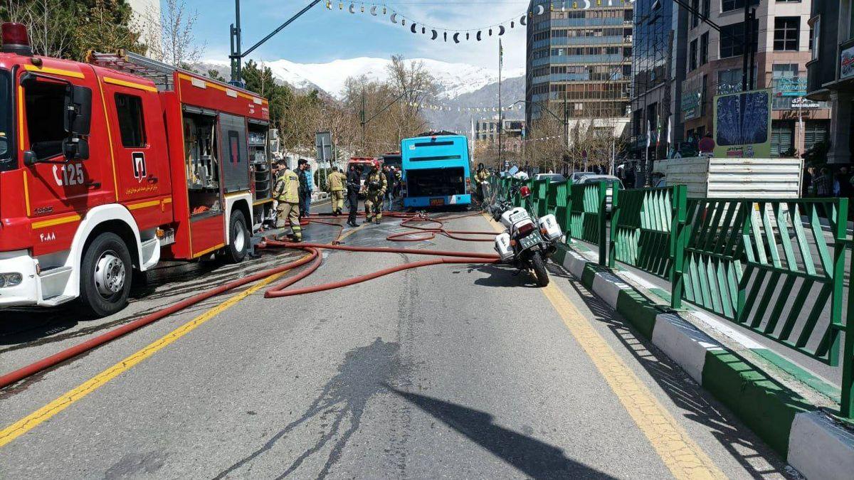 آتش سوزی یک اتوبوس بی.آر.تی در خیابان ولیعصر تهران + جزئیات