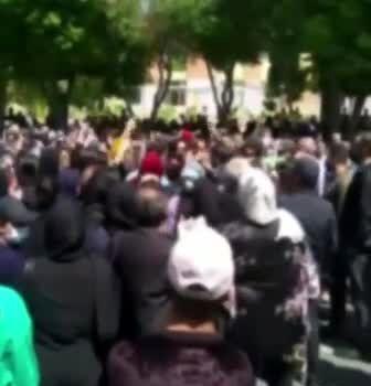 تجمع مردم شاهین‌شهر در اعتراض به مسمومیت دانش آموزان به مدارس