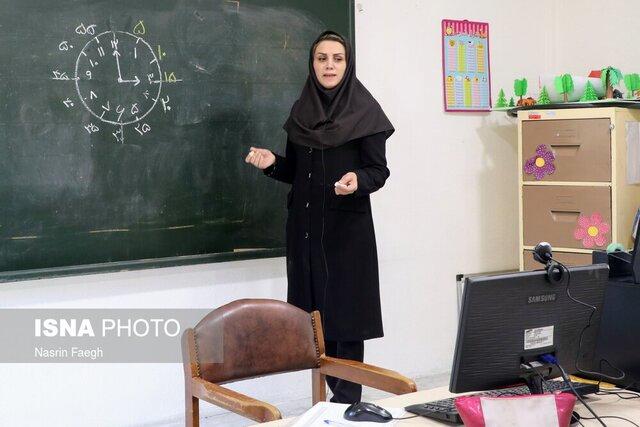 حقوق معلمان نباید کمتر از دریافتی مربی پایه دانشگاه تهران باشد