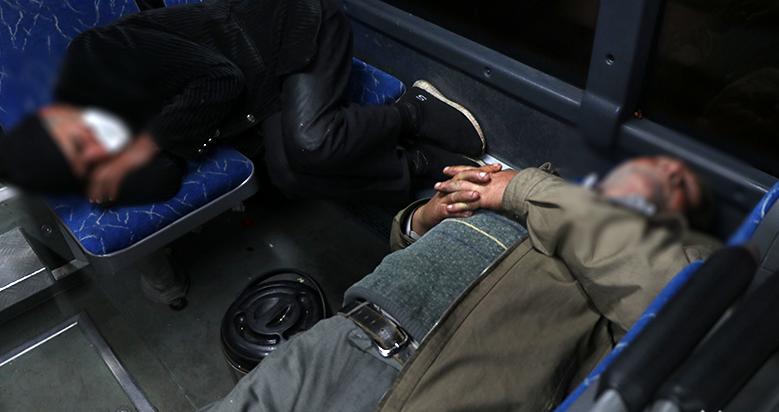 هدیه ویژه شهردار به اتوبوس‌خواب‌ها | شنبه یا یکشنبه بساط اتوبوس‌هایی که محل خواب افراد است، جمع می‌شود | اتوبوس جای استراحت نیست 