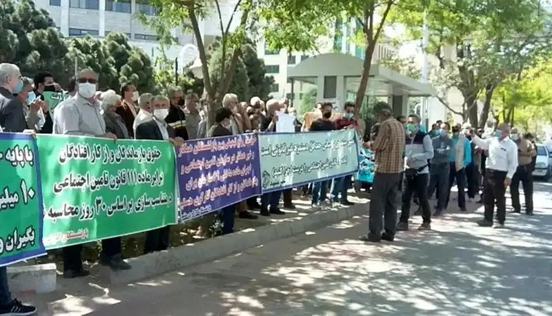 تجمع بازنشستگان تامین اجتماعی در شهرهای مختلف در اعتراض به مبلغ مستمری ها