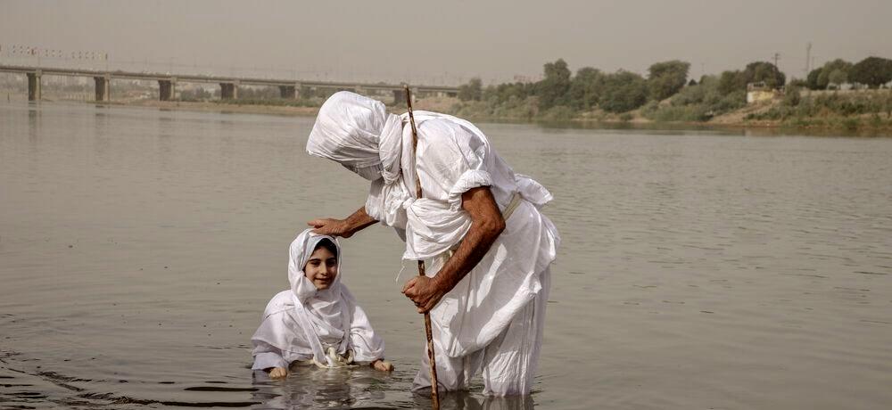تصاویری از غسل تعمید کودکان مندایی در اهواز