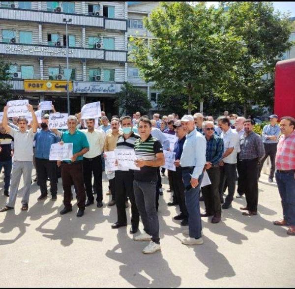 تجمع اعتراضی بازنشستگان برای پیگیری افزایش حقوق | بازنشستگان سفره‌ خالی پهن کردند