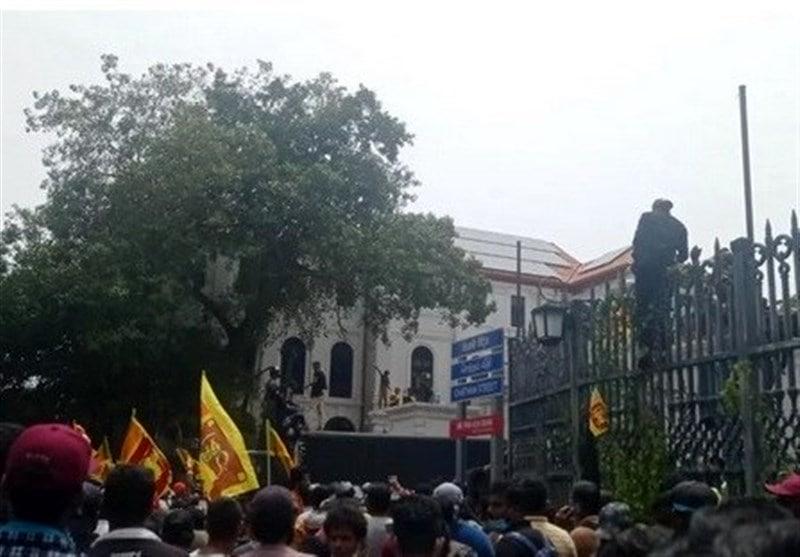  رئیس جمهور به مکان نامعلومی گریخت/ حمله معترضان به شرایط اقتصادی  به مقر ریاست جمهوری سریلانکا
