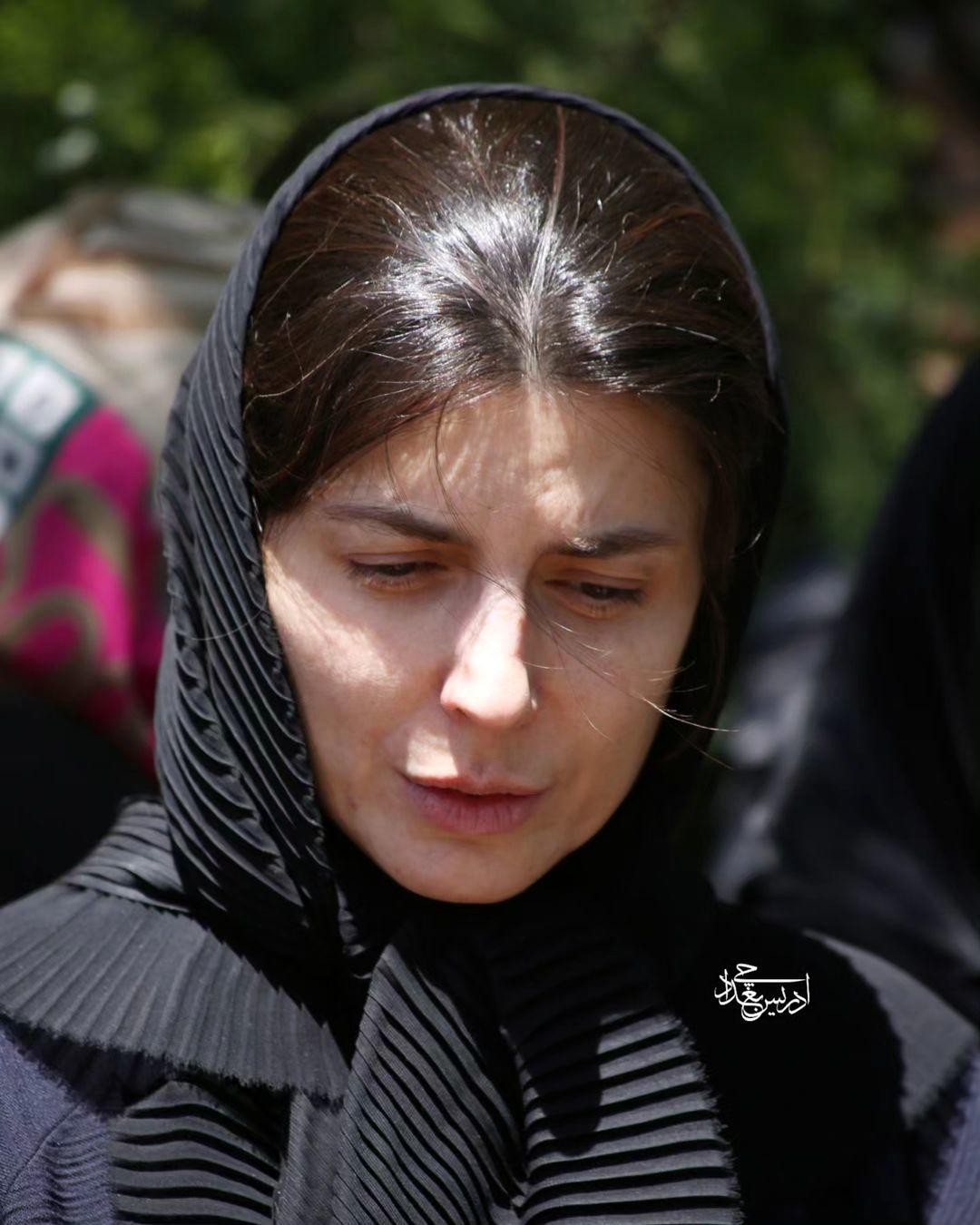 بی‌قراری لیلا حاتمی در مراسم خاکسپاری مادرش + عکس و فیلم