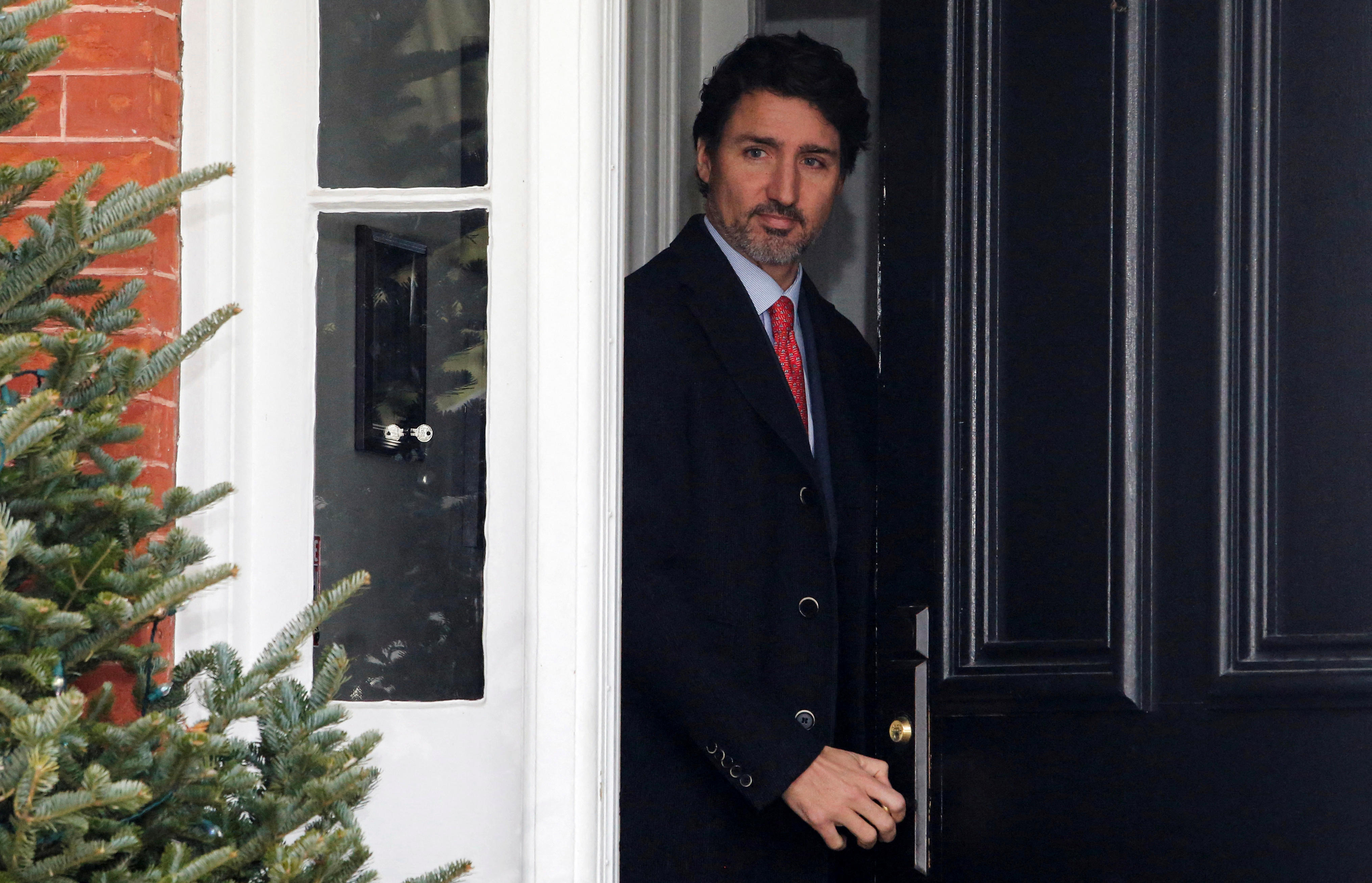 نخست‌وزیر کانادا پناه گرفت