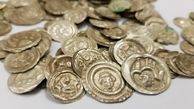 ببینید| کشف گنجینه‌ای از سکه‌های قرون وسطایی توسط یک سگ!