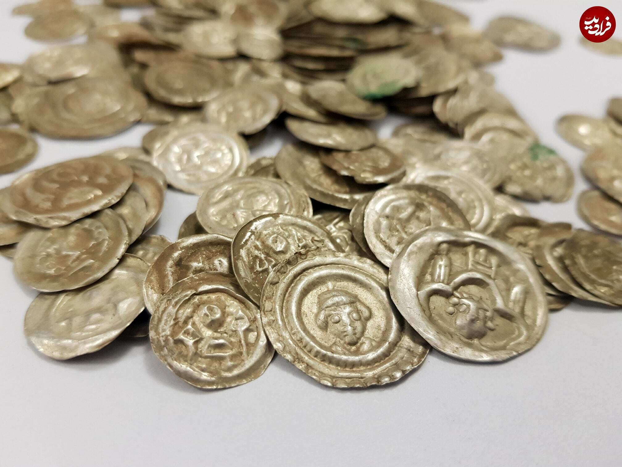 ببینید| کشف گنجینه‌ای از سکه‌های قرون وسطایی توسط یک سگ!