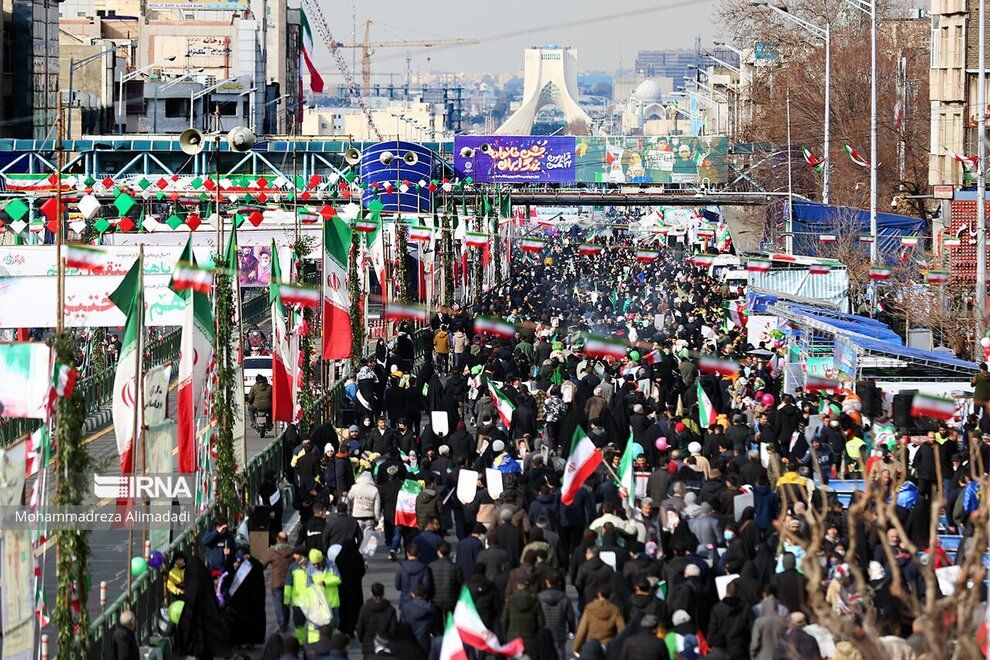 راهپیمایی ۲۲ بهمن؛ از زنان کفن پوش تا نمایش موشک + عکس