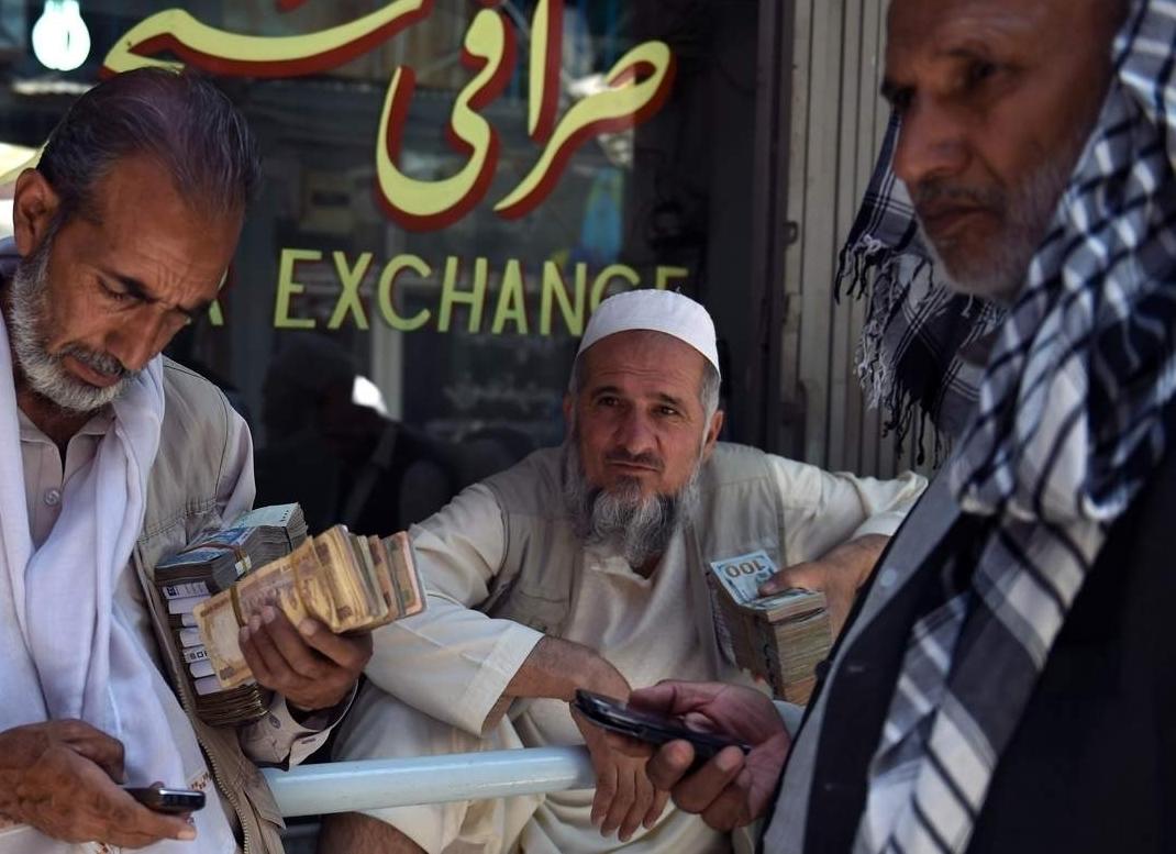 زلزله هرات در بازار دلار تهران /قیمت دلار در حصر ۵۰ هزارتومان