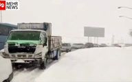 بارش شدید برف  هنگام سال تحویل و غافلگیری مسافران / ویدئو