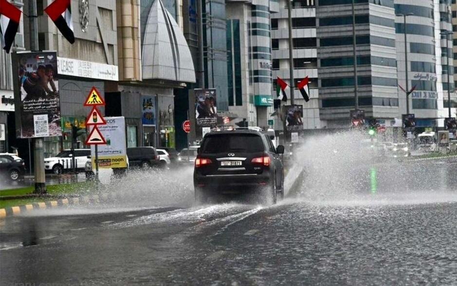 پای سیل به شهر العین امارات رسید+ویدئویی از زیر آب رفتن خودروها