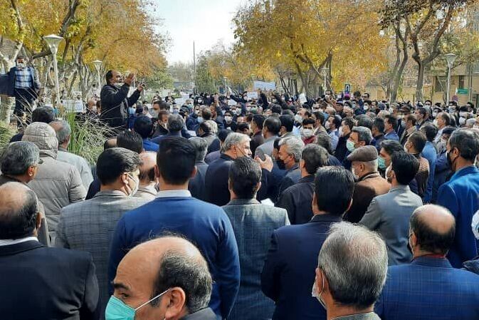 در تجمع معلمان شاغل و بازنشسته در مقابل ادارات آموزش‌وپرورش برای رتبه بندی و همسان سازی چه گذشت 